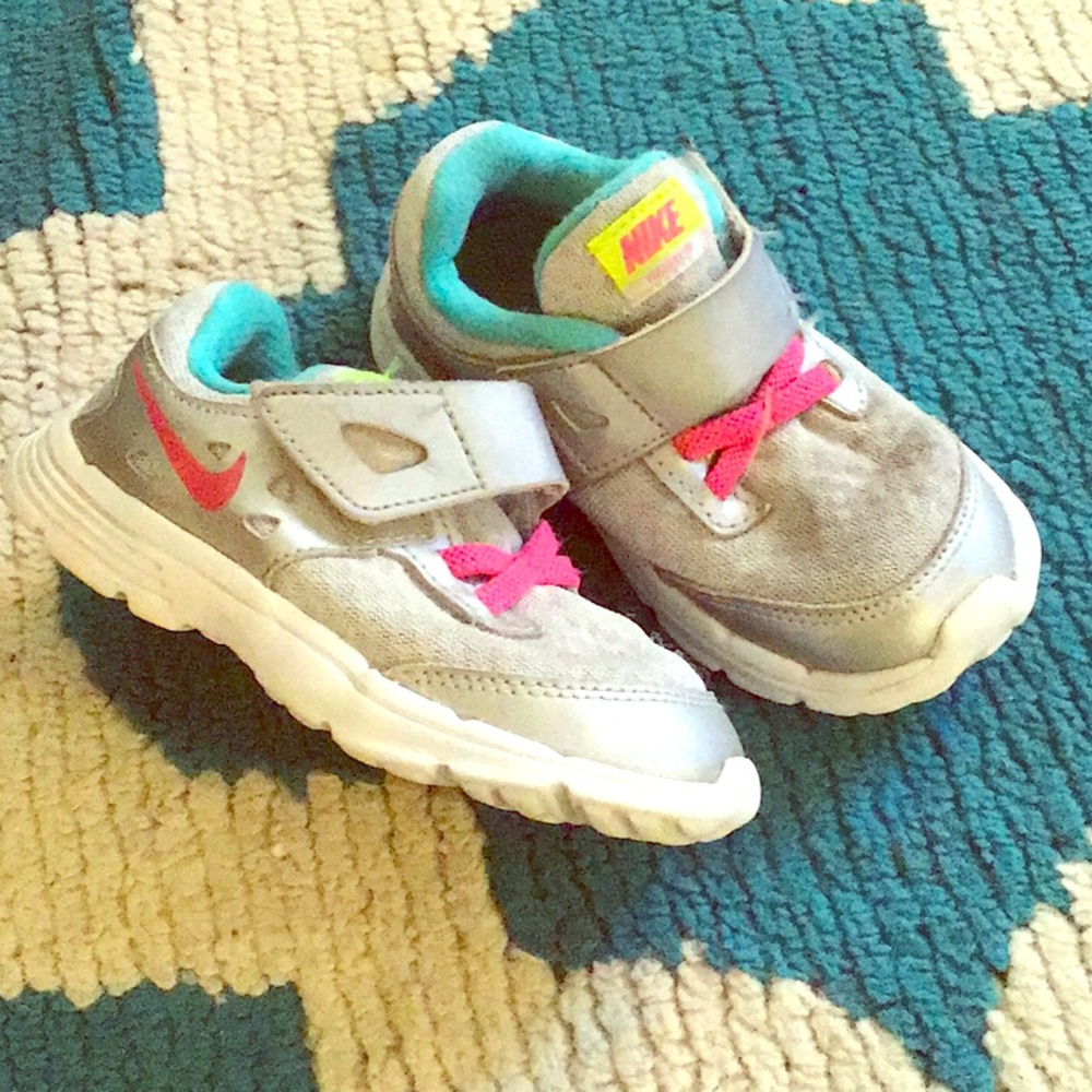 NIKE girls tennis shoes 8c